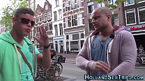 Два качка ходят по голландскому городу, встречают блонди и трахают в гостинице!