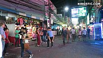 Возбуждающая проститутка из Таиланда сосет член клиента